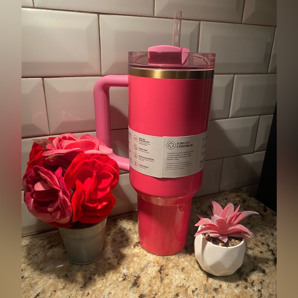 NWT LIMITED EDITION PINK PARADE Stanley
Quencher H2.0 FlowState Tumbler 40oz - Picture 4 of 11